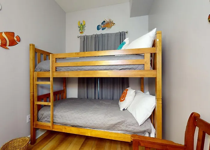 Waterfront With A Private Deck Gas Grill Wifi & Ac Holiday home *